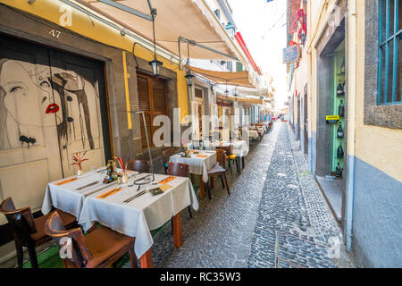 Leere Tische entlang der Rue De Santa Maria, Funchal, Madeira. Stockfoto