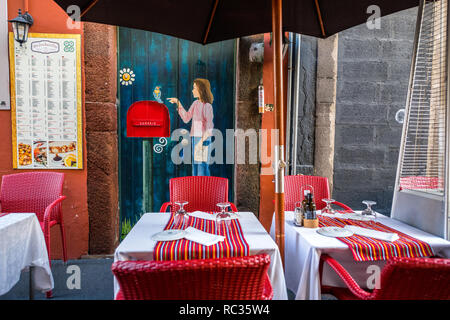 Leere Tische entlang der Rue De Santa Maria, Funchal, Madeira. Stockfoto