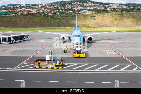 TUI Boeing 737-800 G-TAWC wieder bereit sein für Nehmen Sie am Internationalen Flughafen Madeira Cristiano Ronaldo CR7 Stockfoto