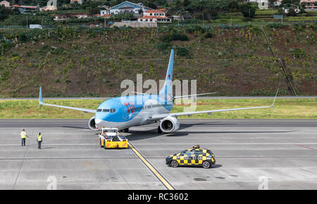 TUI Boeing 737-800 G-TAWC wieder bereit sein für Nehmen Sie am Internationalen Flughafen Madeira Cristiano Ronaldo CR7 Stockfoto