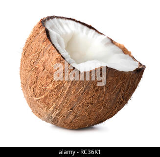Ein gerissenes die Hälfte der Kokosnuss auf weißem Hintergrund Stockfoto