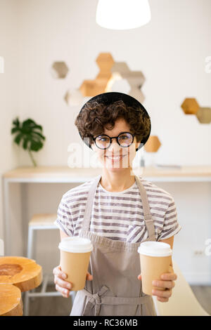 Fröhliche barista mit Kaffee zu trinken Stockfoto