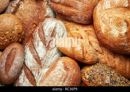 Frisch gebackenes Brot auf hölzernen Hintergrund Stockfoto