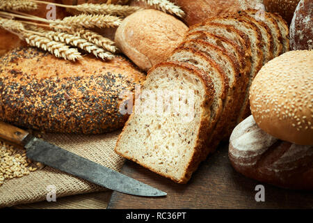 Frisch gebackenes Brot auf hölzernen Hintergrund Stockfoto