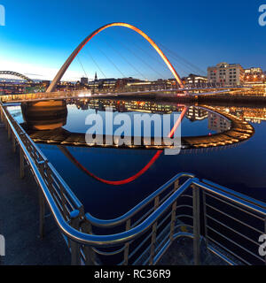 Gateshead Millennium Bridge in der Dämmerung, Gateshead, Tyne and Wear, Vereinigtes Königreich Stockfoto