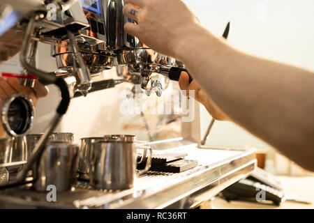 Mit der Zubereitung von Kaffee Barista Espresso Maschine Stockfoto