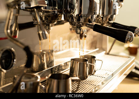 Espresso Maschine Kaffee in die Kanne gießen Stockfoto