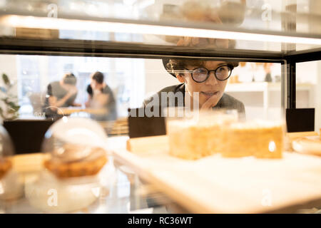 Attraktive lady Auswahl Dessert Stockfoto