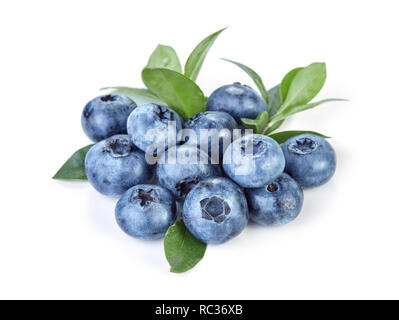 Haufen frischen Reifen organic Blueberry mit Blättern auf weißem Hintergrund Stockfoto