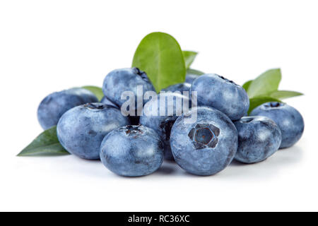 Haufen frischen Reifen organic Blueberry mit Blättern auf weißem Hintergrund Stockfoto