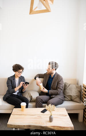 Moderne Unternehmer treffen im Cafe Stockfoto