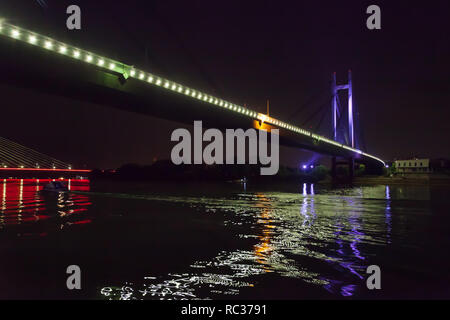 Brücke über den Fluss Sava in der Nacht mit künstlicher Beleuchtung, Belgrad, Serbien Stockfoto