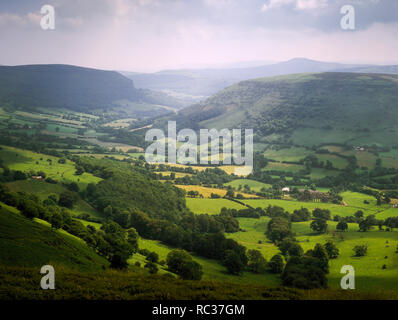 Llanthony Priory und Vale von ewyas von Offa's Dyke Path, Monmouthshire, Wales. Zuckerhut in Abstand. Stockfoto