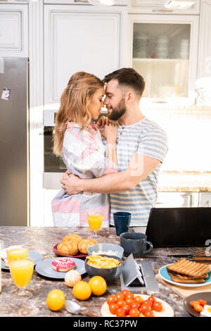 Liebespaar Umarmung in der Küche Stockfoto