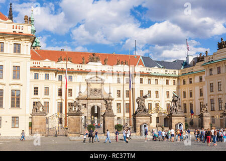 Die Prager Burg Hradschin Platz und ersten Innenhof mit dem Palast der Erzbischöfe Matthias Tor der Prager Burg Pražský hrad Praha Tschechische Republik Europa Stockfoto