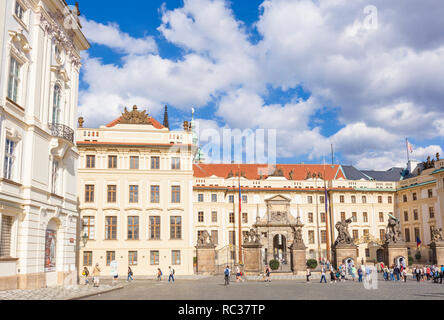 Die Prager Burg Hradschin Platz und ersten Innenhof mit dem Palast der Erzbischöfe Matthias Tor der Prager Burg Pražský hrad Praha Tschechische Republik Europa Stockfoto