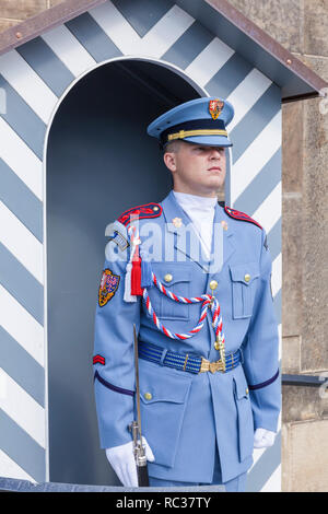 Die Prager Burg Wächter außerhalb der Prager Burg Die Prager Burg Pražský hrad Praha Tschechische Republik Europa Stockfoto