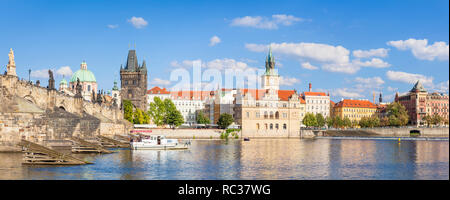 In Prag auf dem Boot für Sightseeing auf der Moldau unter der Karlsbrücke hinter den Bedrich Smetana Museum und die Altstadt Wasserturm Prag Stockfoto