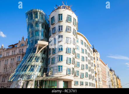 Tanzendes Haus von Prag Prag oder Ginger und Fred Tančící dům von Frank Gehry und Vlado Milunic, Menschen im Dach cafe Prag, Tschechische Republik Europa Stockfoto