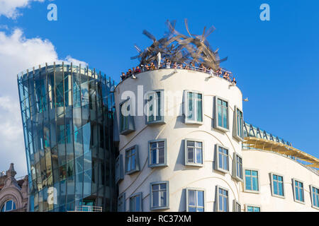 Die Menschen in dem Café auf dem Dach Tanzendes Haus von Prag Prag oder Ginger und Fred, Tančící dům, von Frank Gehry und Vlado Milunic,, Tschechische Republik, Europa Stockfoto