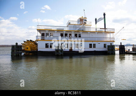 Cherry Blossom Riverboat auf dem Potomac River in Alexandria, Virginia USA verankert Stockfoto