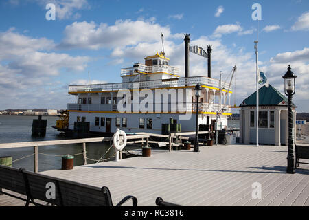 Cherry Blossom Riverboat auf dem Potomac River in Alexandria, Virginia USA verankert Stockfoto