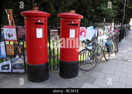 Traditionelle rote Säule Boxen, die sich in der Ecke von St Johns Street in der Stadt Cambridge, Cambridgeshire, England Stockfoto