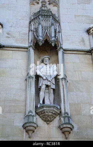 Die Statue von König Henry VIII außerhalb King's College an der Universität Cambridge, Cambridgeshire, England Stockfoto