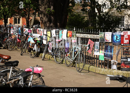 Fahrrad angekettet entlang Literatur abgedeckt Geländer in der Universitätsstadt Cambridge, Cambridgeshire, England Stockfoto