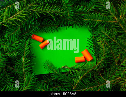 Kreative Gestaltung aus Weihnachtsbaum Filialen mit Papier Karte Hinweis. Stockfoto