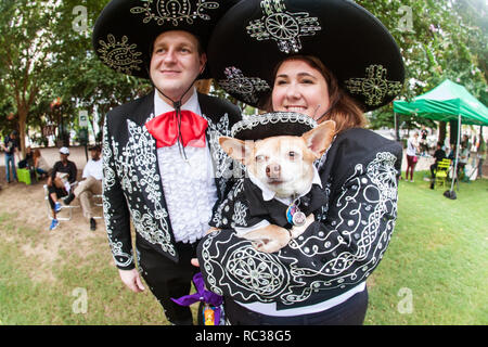 Ein paar und ihre Chihuahua sind in mariachi Kostüme in Doggy Con gekleidet, ein Hund kostümwettbewerb am 18. August 2018 in Atlanta, GA. Stockfoto