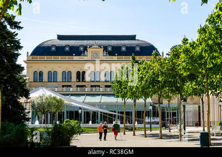 Baden bei Wien, Wien - Österreich - 25.04.2015: Blick auf populäre Grand Casino im Ferienort sonniger Tag, Leute. Stockfoto