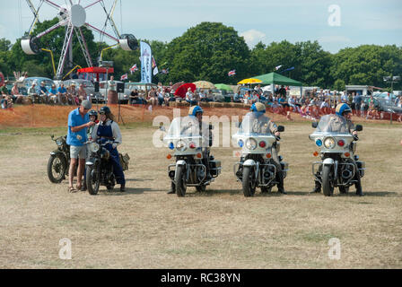 Parade der 80 s amerikanische Polizei Kawasaki Motorräder und Oldtimer WW2 Royal Enfield Motorrad an Preston Steam Rally, Kent, England Stockfoto