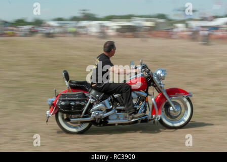 Verschoben geschossen von Vintage Harley-Davidson Motorrad an Preston Steam Rally, Kent, England Stockfoto