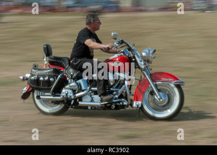 Verschoben geschossen von Vintage Harley-Davidson Motorrad an Preston Steam Rally, Kent, England Stockfoto