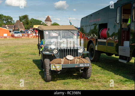 Restaurierte Willys Jeep der US-Armee in Preston Dampf Rallye mit Vintage Bedford RLHZ Selbstfahrende Pumpe oder "Grüne Göttin" auf seine Seite Stockfoto