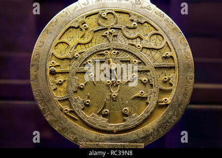 Astrolabe; auf ein arabisches Original vermutlich aus dem 13. Jahrhundert. Alte Kupfer astrolabe Detail Nahaufnahme. Stockfoto