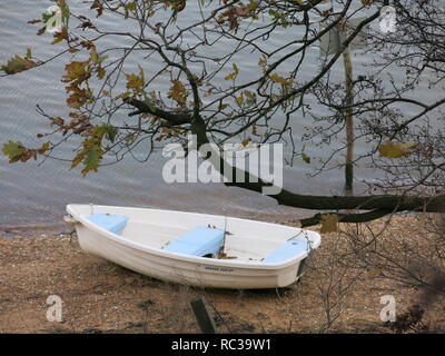 Ein einzelnes, weiß, Walker Segelboot auf dem Kiesstrand an Waldringfield günstig auf dem Fluß Deben, Suffolk Stockfoto