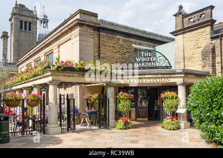 Eingang der Winter Gardens Pub, die Parliament Street, Harrogate, North Yorkshire, England, Großbritannien zu Wetherspoons Stockfoto