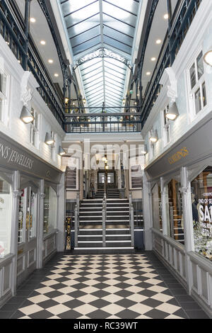 Innenraum der Viktorianischen Westminster Arcade, die Parliament Street, Harrogate, North Yorkshire, England, Großbritannien Stockfoto