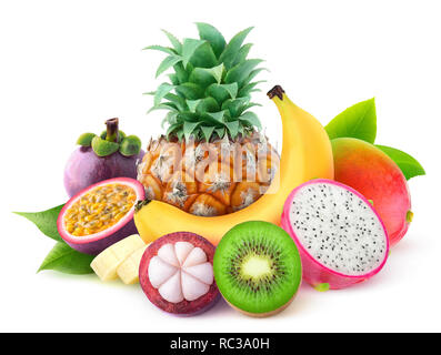 Isolierte tropische Früchte. Ananas, Banane, Mango, Kiwi, Mangosteen, Maracuja und Drachenfrucht in einem Stapel auf weißem Hintergrund mit Clipping p Stockfoto