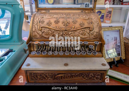 Antike National Cash Register mit verzierten Messing Dekoration. Stockfoto