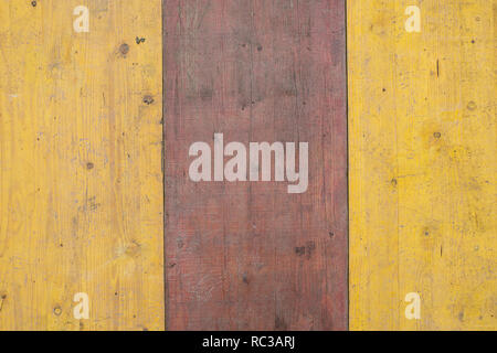 Textur zwei gelbe und eine Burgund rot lackiert Boards Stockfoto