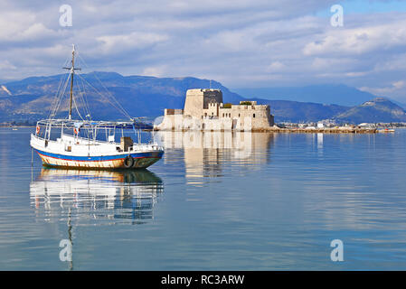 Landschaft von Wasser Burg Bourtzi - eine Venezianische Burg in der Mitte des Hafens von Nafplio Argolis Griechenland Stockfoto