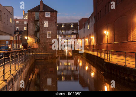 Witham Fluss Lincoln Großbritannien unter die High Street im Abendlicht Stockfoto