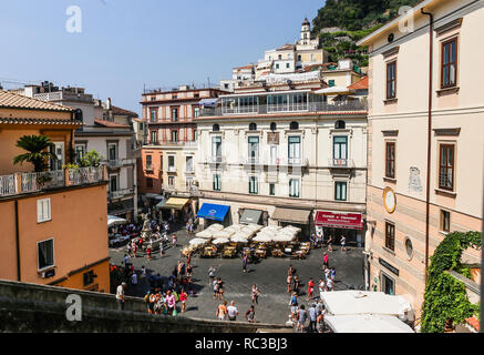 Ìiew der Piazza del Duomo Platz, der von Touristen überfüllt. Amalfi, Italien Stockfoto