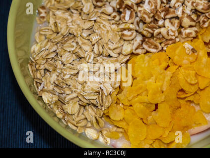 Verschiedene Getreide Reis Milch. Morgen Essen für einen guten Start. Stockfoto