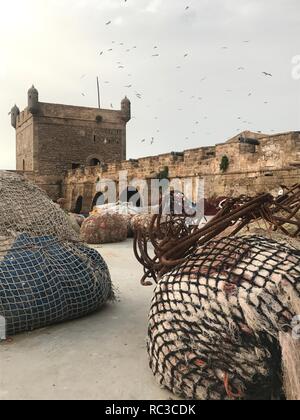 Fischernetze an Festung in Essaouira. Stockfoto