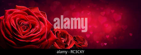 Rote Rosen in Herzform mit Red Passion Hintergrund Stockfoto
