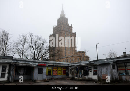 Äußere der Lettischen Akademie der Wissenschaften, die zwischen 1951 und 1961 im Stalinistischen Stil, Riga, Lettland, Baltikum, Dezember 2018 Stockfoto